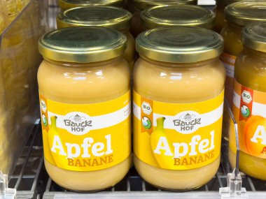 Organik apfel-muz meyve püresi kavanozları rafta..