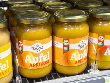 Biyolojik etiketli organik elma reçel kavanozları süpermarket rafında..