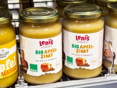 Markette organik elma tarçın sosu kavanozları sergileniyor..