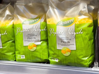 Organik İtalyan makarna makarna rafında rigate ambalajı.