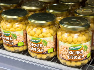 Bakkal rafındaki kavanozlardaki organik nohutlar..