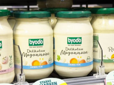 Organik deliksiz mayonez kavanozları rafta..