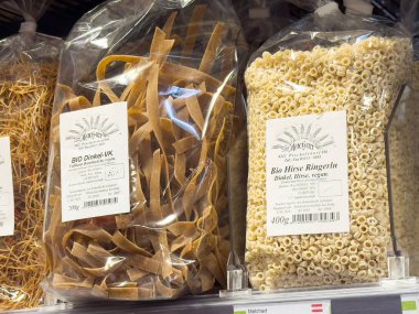 Raftaki temiz ambalajda organik imla ve darı makarnası.