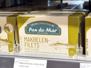 Pan do mar uskumru filetoları organik zeytinyağı rafında sergilenir..