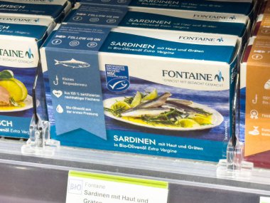 Zeytinyağı ambalajında organik sardalyalar sergileniyor..