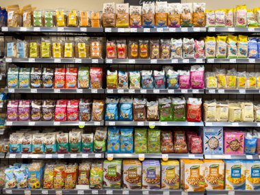 Süpermarket raflarında çeşitli kahvaltı gevrekleri sergilenmektedir..