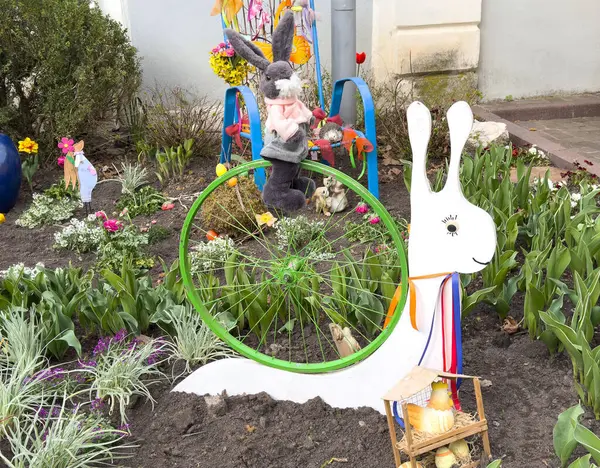 Tavşan süslemeleri ve renkli çiçeklerle kaprisli bahçe sahnesi.