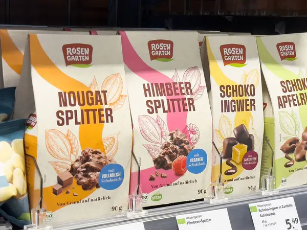 Market rafında çeşitli çikolata kutuları sergileniyor..