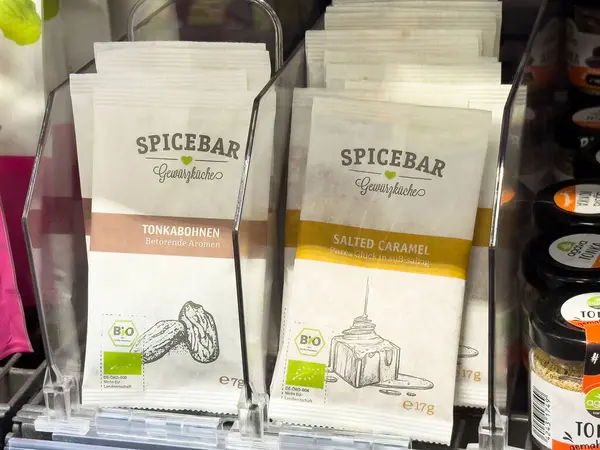 Organik baharat çubuğu tonka fasülyeleri ve perakende satışa sunulmuş tuzlu karamel paketleri..