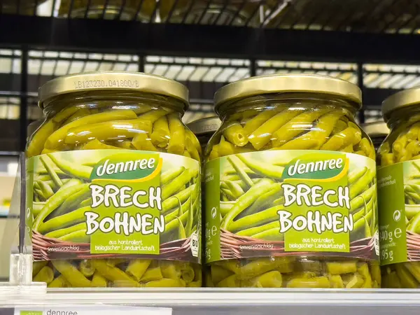 Markette rafta duran organik yeşil fasulye..