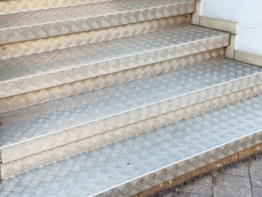 Metalik kontrol levhası geometrik desenli ve desenli açık merdiven..