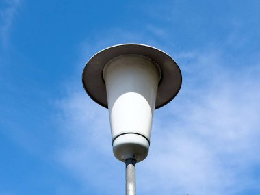 Açık mavi gökyüzüne karşı modern sokak lambası.
