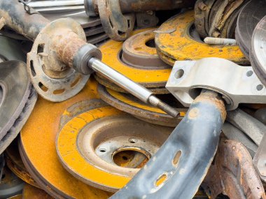 Paslı endüstriyel metal yığını ve makine parçaları aşınma ve yıpranma gösteriyor.