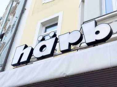 Geniş tabelalı modern mağaza binası.