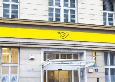 Dışarıdaki cam kapılı ve pencereli Avrupa kentsel binasında sarı tabela.