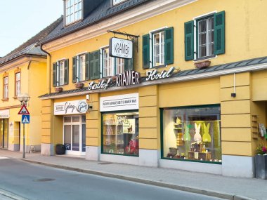 Büyüleyici sarı otel ve Avrupa caddesindeki mağaza önü.