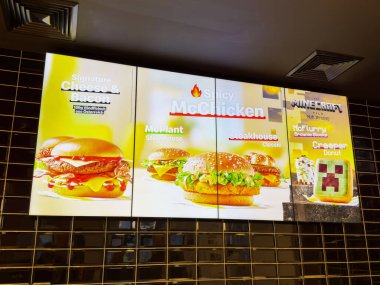 Baharatlı McChicken ve minecraft temalı tatlıların yer aldığı fast food restoran menüsü.
