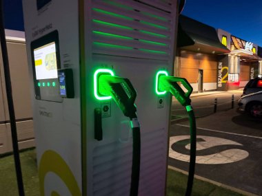 Şehir otoparkındaki elektrikli taşıt şarj istasyonu..