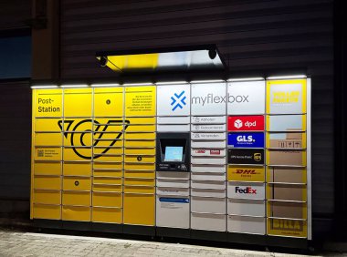 Geceleri çeşitli paket servis seçenekleri olan açık posta dolabı sistemi.