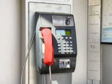 Dijital ekranlı klasik açık hava kırmızı ankesörlü telefonu.