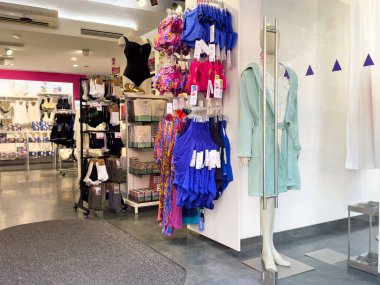 Manken ve renkli mayo vitrinli kadın moda butiği..