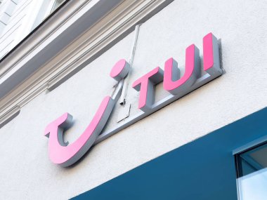 Tui seyahat acentesinin logosu ön cephede..
