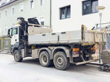 Şehir caddesinde konut binalarının yakınına park edilmiş büyük sanayi kamyonu..