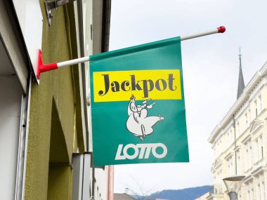 Piyango, şehir merkezinde çizgi filmdeki domuzla anlaşma imzaladı..