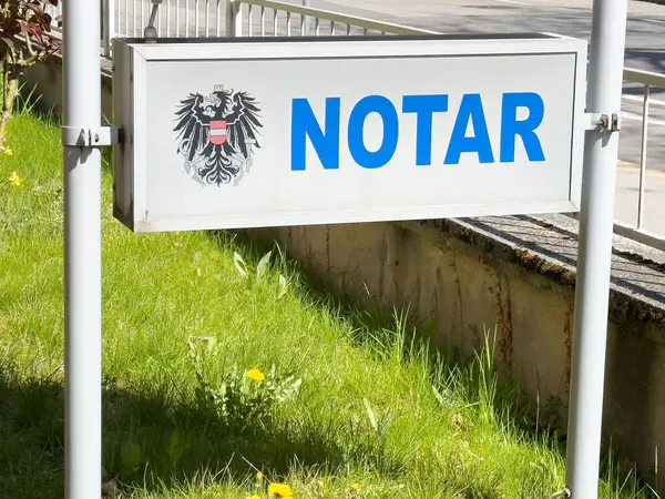 Avusturya noteri açık hava güneşinde imparatorluk kartalı amblemiyle imza attı.