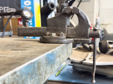 Sanayi atölyesinde mekanik tamirat için sağlam metal tezgahı mengenesi.