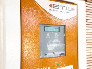 Elektrikli araç Klagenfurt 'ta rFID ile istasyon ekran yükleme.