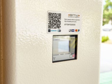 Elektrik araç şarj istasyonu dijital ödeme ve qr kod seçenekleri ile görüntüleme.