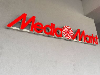 Duvarda simgesel kırmızı ve beyaz logolu medya işareti mağaza işareti.