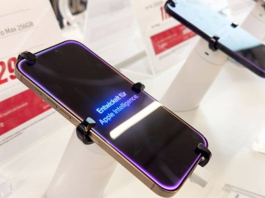 Dükkanda elma arayüzlü akıllı telefon görüntüsü gösterildi.