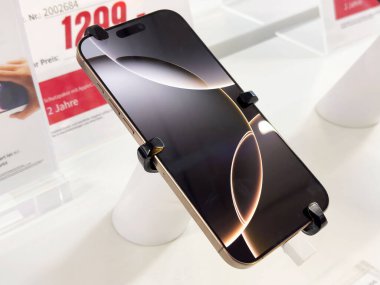 Mağaza ayarlarında parlak tasarımı olan modern akıllı telefon görüntüsü.