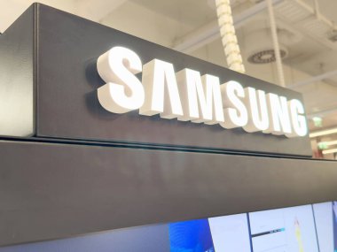 Modern perakende mağazasında aydınlatılmış Samsung tabelası.