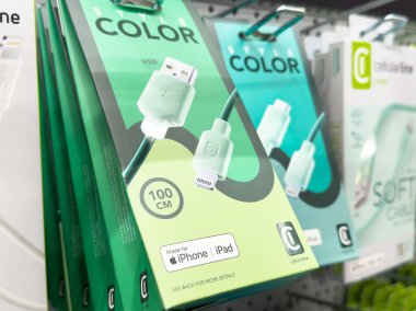 Depolama raf ambalajında yeşil usb 'den şimşek kablolarına göster.