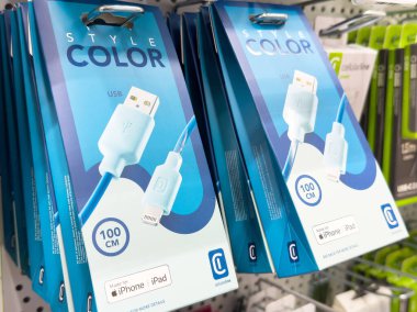 iPhone ve ipad aksesuarları için mavi usb 'den şimşek kablosu paketlemesi.