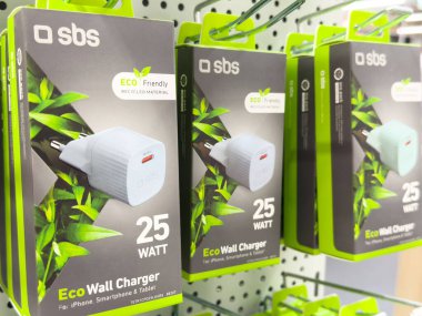 Perakende rafında çevre dostu 25 watt 'lık duvar şarj paketi görüntüsü.