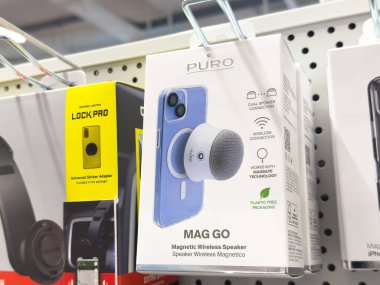 Elektronik mağazasında görüntülenen manyetik kablosuz hoparlör ambalajı.