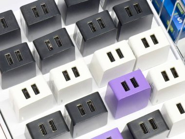 Çeşitli renkte gösterilen çift usb duvar şarjörleri.