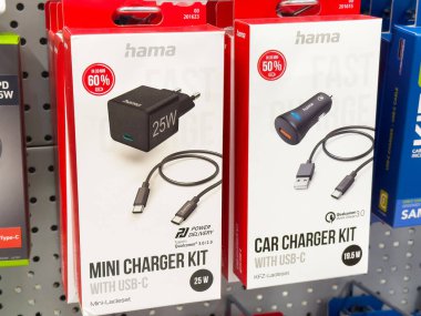 Hama usb-c şarj kitleri mini ve araba seçenekleriyle birlikte mağaza rafında sergileniyor.