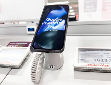 Elektronik mağazasında Google piksel 9 profesyonel katlanabilir akıllı telefon görüntüsü.