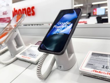 Elektronik mağazasında Google piksel 9 profosyonel katlama görüntüsü.