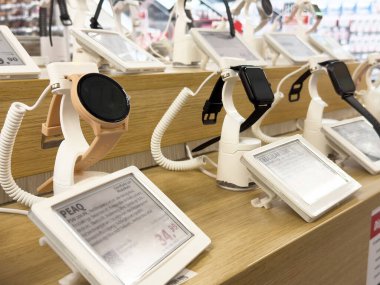 Fiyat etiketli raflarda çeşitli akıllı paketlerin görüntüsü.