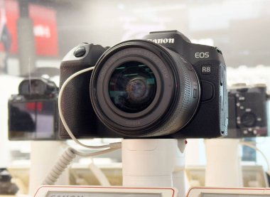 Canon eos r8 aynasız kamera lens ve aksesuarlarla ekranda.