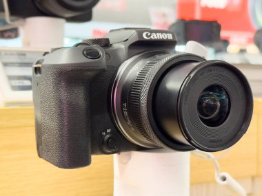 Elektronik mağazasında canon aynasız kamera görüntülendi.
