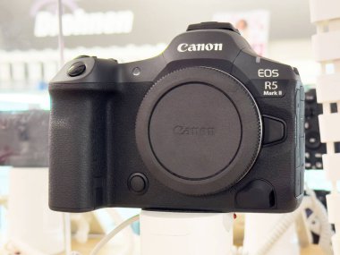 Canon eos r5 işaret ii dijital kamera gövdesi depoda yakın çekim görüntüsü.
