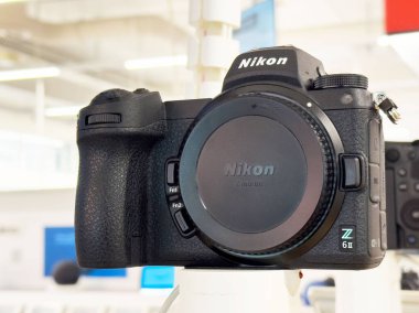 Nikon z 6ii aynasız kamera modern teknoloji mağazasında sergileniyor.