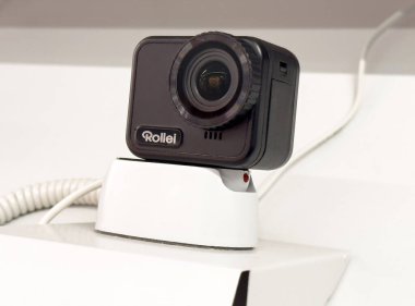 Şarj standında sarmalanmış kabloyla sıkıştırılmış rollei aksiyon kamerası.